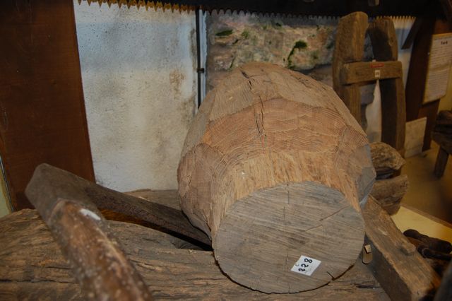 La fabrication et la restauration traditionnelle des roues en bois de  voitures à cheval - Ecurie d'attelage La Combe du Puy